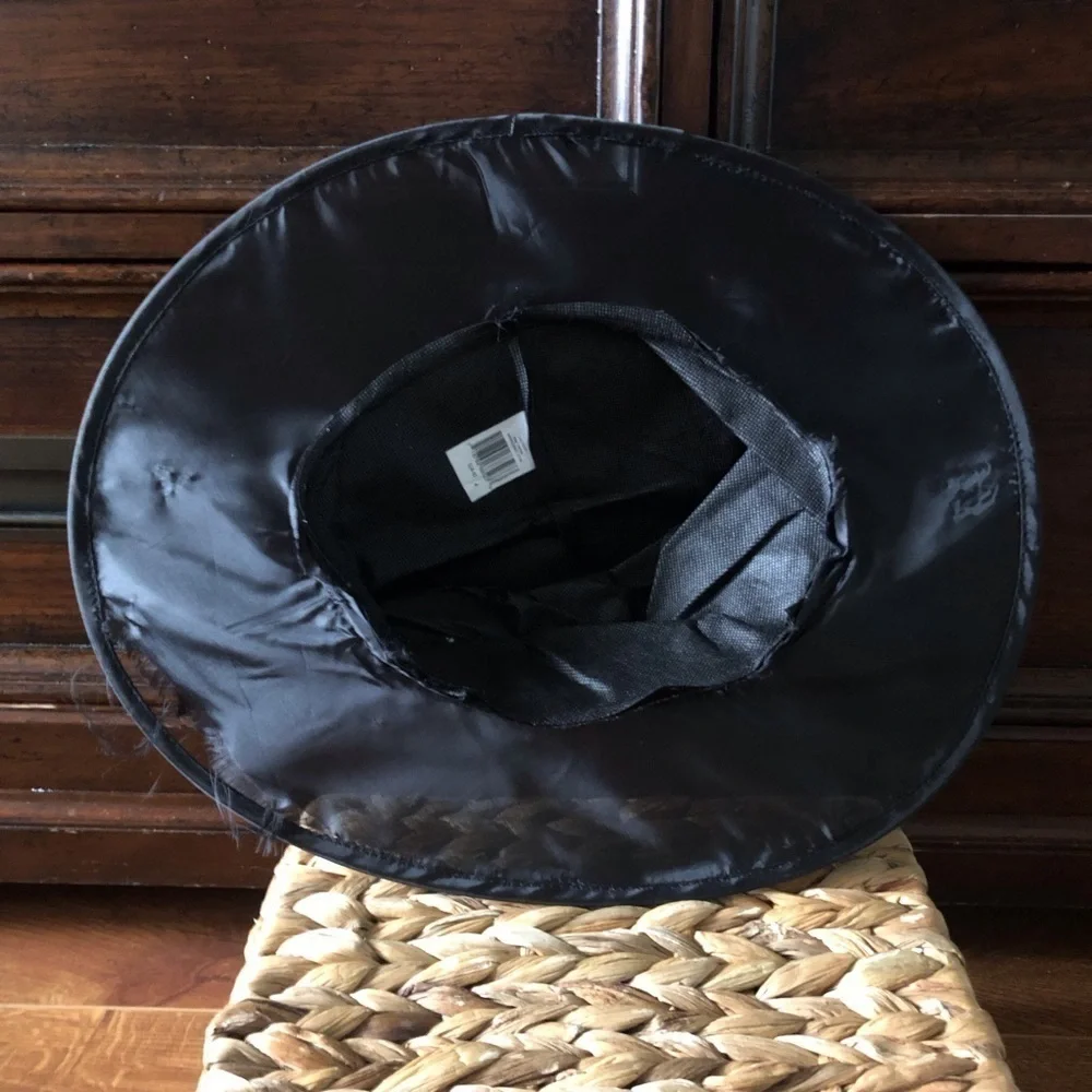 Kids witch hat ( tiny flaw) - Picture 3 of 5